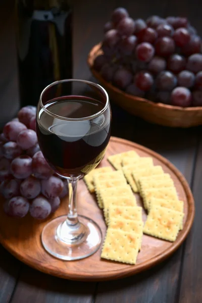 Vino rosso in calice con uva — Foto Stock