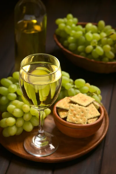 Vino blanco en copa con uvas — Foto de Stock