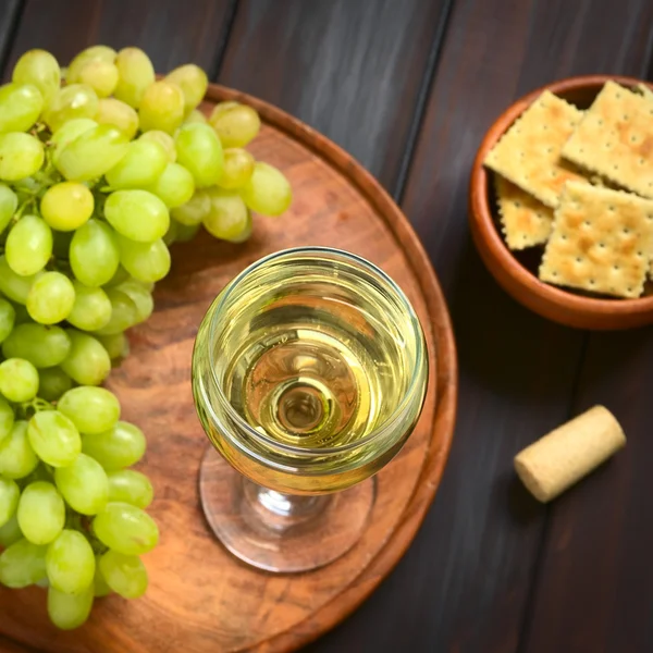 Vino blanco en copa con uvas — Foto de Stock