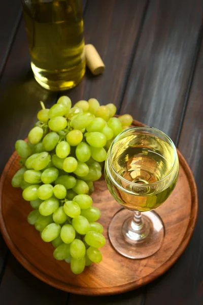 Vino Bianco in Bicchiere con Uva — Foto Stock