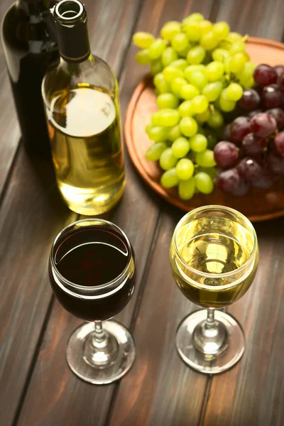 Vino rosso e bianco in calici — Foto Stock