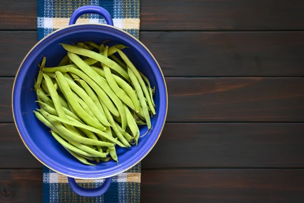 Rauwe groene bonen in zeef — Stockfoto