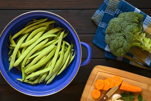 Rauwe groene bonen in zeef — Stockfoto