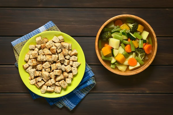 Croutons und Gemüsesuppe — Stockfoto