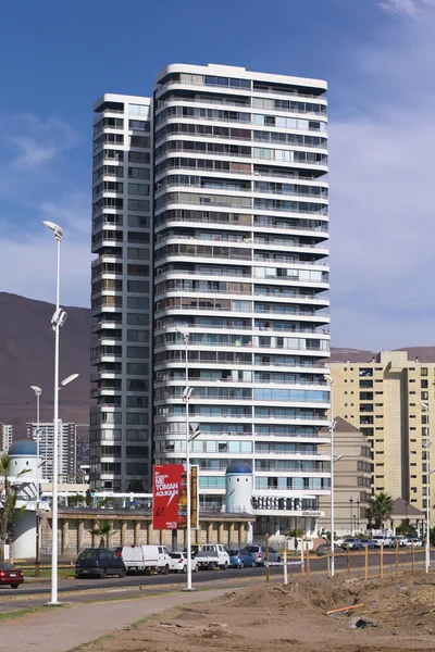 Edifício de apartamentos moderno em Iquique, Chile — Fotografia de Stock