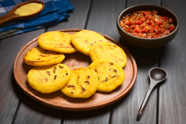 Kolumbianische arepas mit hogao-sauce — Stockfoto