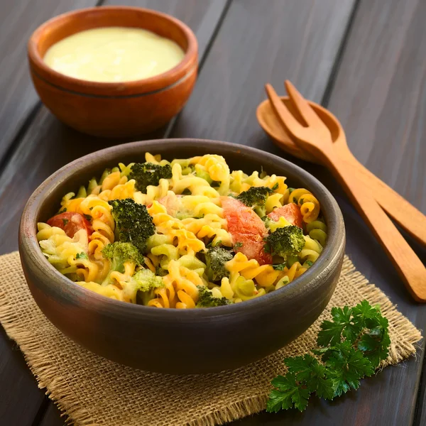 Casserole de pâtes, brocoli et tomates — Photo