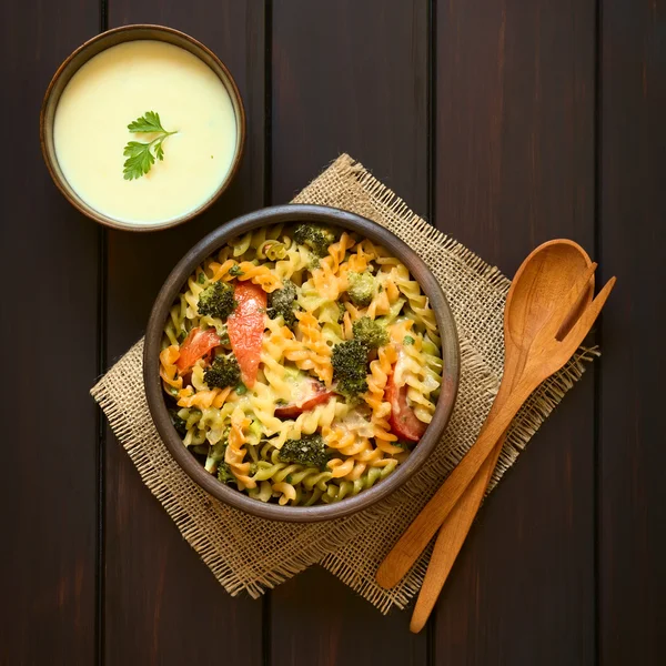 Pasta, broccoli e casseruola di pomodoro — Foto Stock