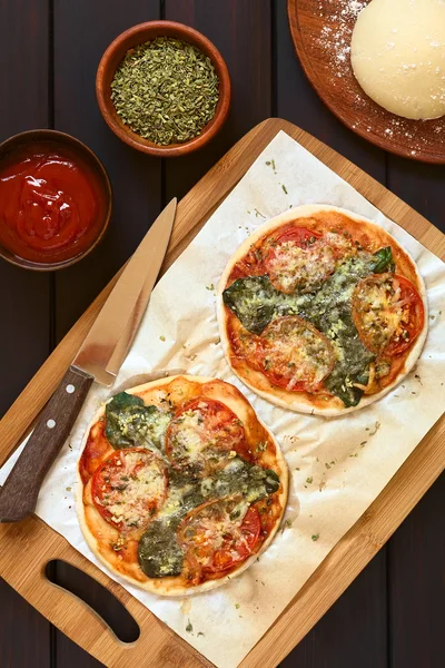 Espinacas y Pizza de Tomate — Foto de Stock