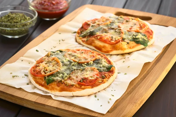 Espinacas y Pizza de Tomate — Foto de Stock