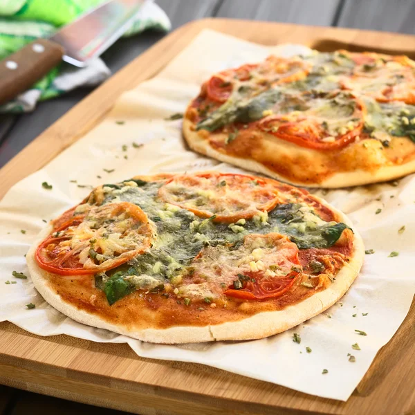 Ispanak ve domates Pizza — Stok fotoğraf