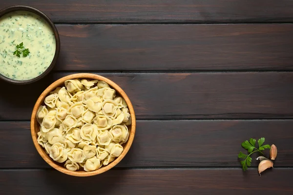 Tortellini cocido con salsa de crema de perejil — Foto de Stock