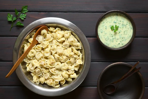 Tortellini cocido con salsa de crema de perejil —  Fotos de Stock