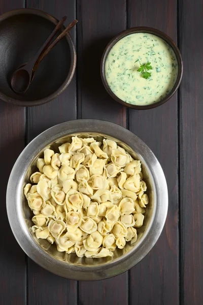 Lagade Tortellini med persilja gräddsås — Stockfoto