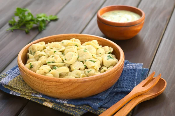 Tortellini cocido con salsa de crema de perejil —  Fotos de Stock