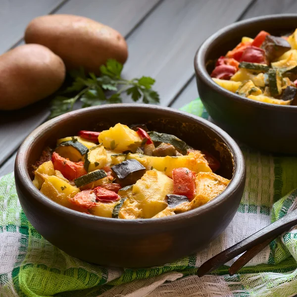 Bratkartoffeln, Auberginen, Zucchini, Tomatenauflauf — Stockfoto