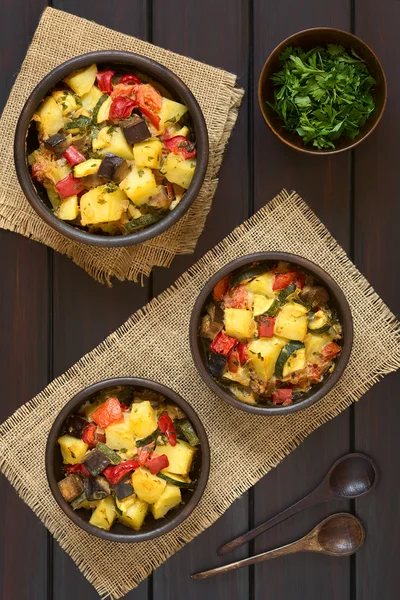 Patata al horno, berenjena, calabacín, cazuela de tomate — Foto de Stock