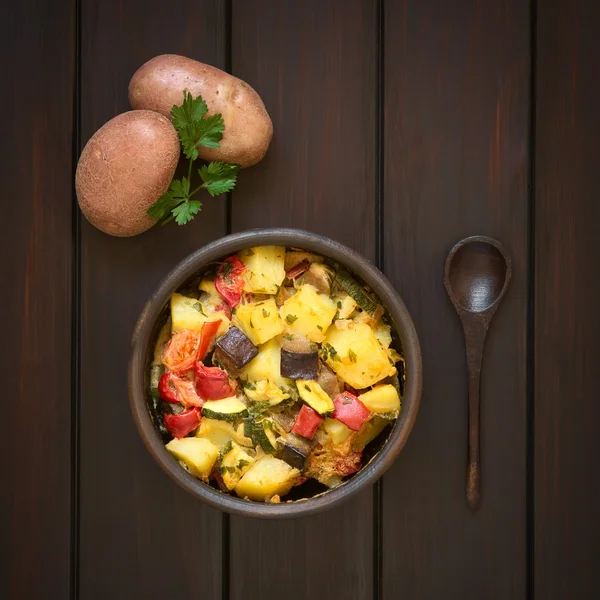 Batata assada, Berinjela, abobrinha, caçarola de tomate — Fotografia de Stock