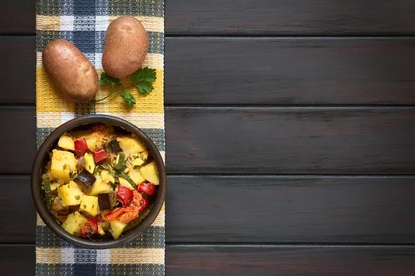 Pečené brambory, lilek, cuketa, rajčata kastrol — Stock fotografie