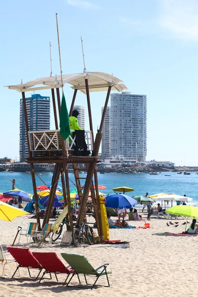 Életmentő Watchower Cavancha strandon Iquique, Chile — Stock Fotó