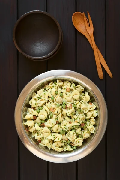 Tortellini-Salat mit Erbsen und Speck — Stockfoto