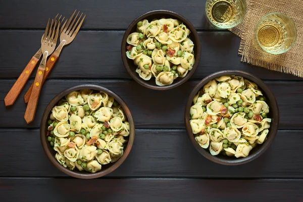 Tortellini salata bezelye ve pastırma ile — Stok fotoğraf