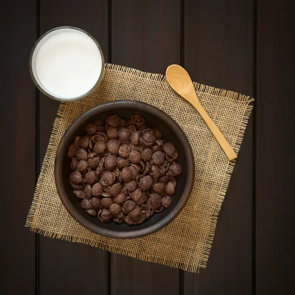 Fiocchi di mais al cioccolato con latte — Foto Stock