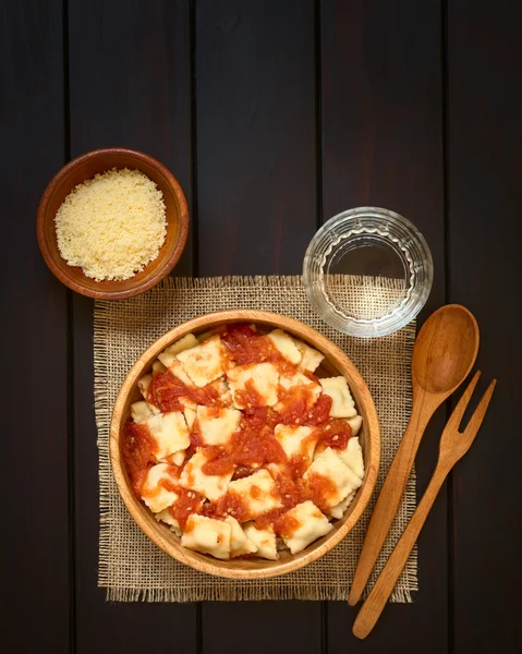 Domates soslu ravioli. — Stok fotoğraf