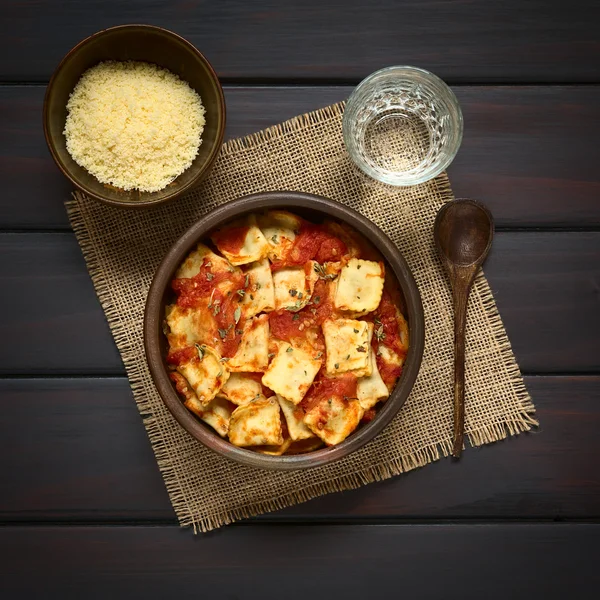 Ravioli al horno con salsa de tomate — Foto de Stock