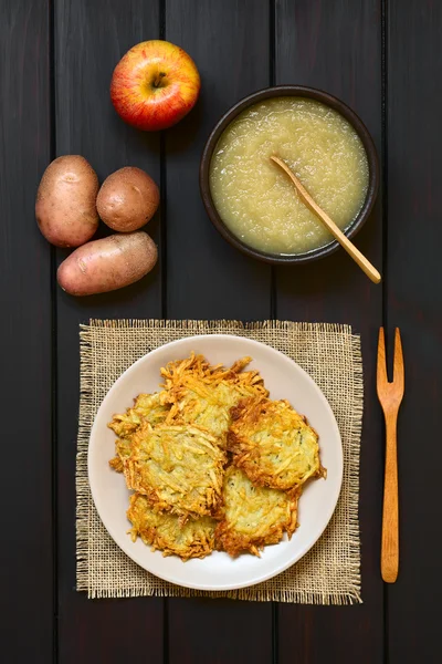 Potato Pancakes or Fritters with Apple Sauce — Zdjęcie stockowe