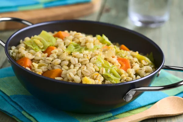 Grano di grano e verza Stufato — Foto Stock