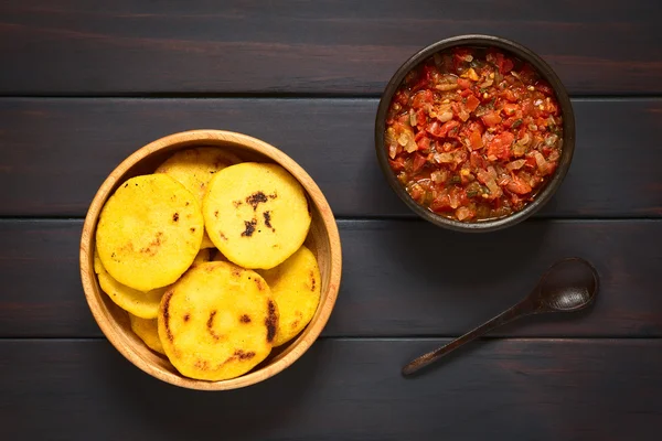 Arepa Corn Meal Patties con salsa Hogao — Foto de Stock