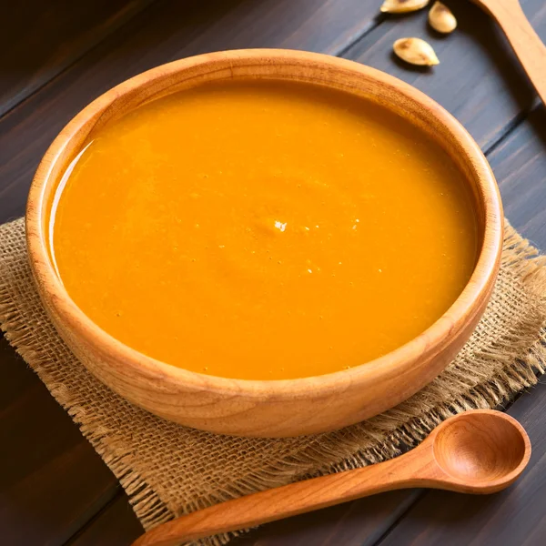 Crema de sopa de calabaza en cuenco de madera — Foto de Stock