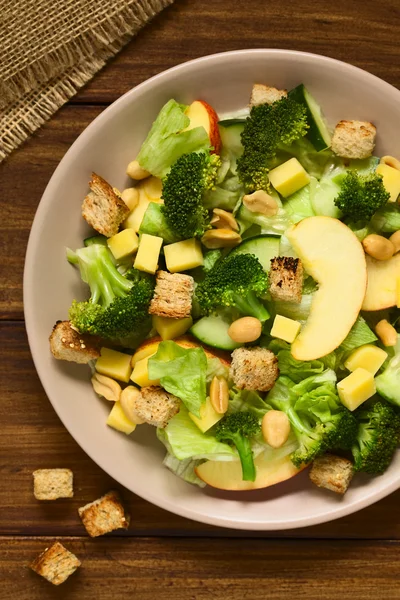 Ensalada de manzana, lechuga, brócoli —  Fotos de Stock