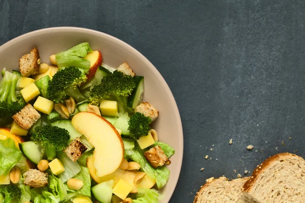 Apple, Lettuce, Broccoli Salad — Zdjęcie stockowe