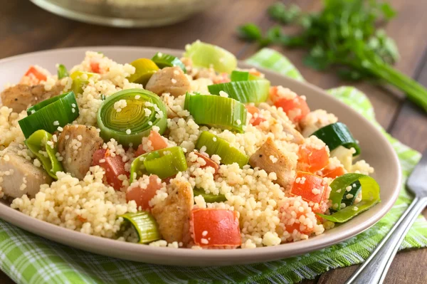 Piatto di cous cous con pomodoro porro di pollo — Foto Stock