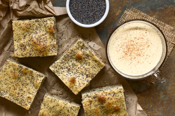 Eggnog and Poppy Seed Cake Pieces — Stock Photo, Image