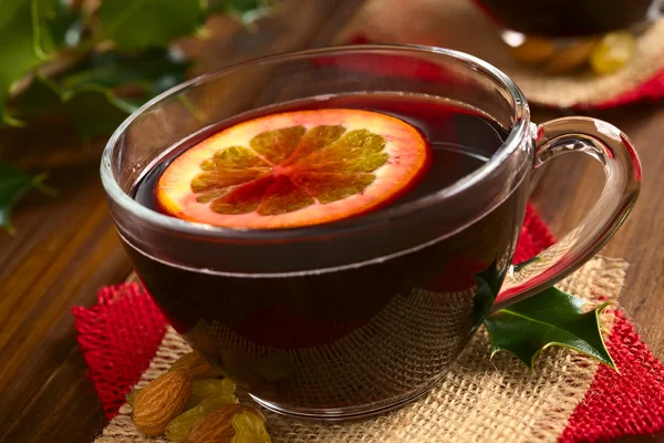 Mulled Red Wine in Glass Cup — Zdjęcie stockowe