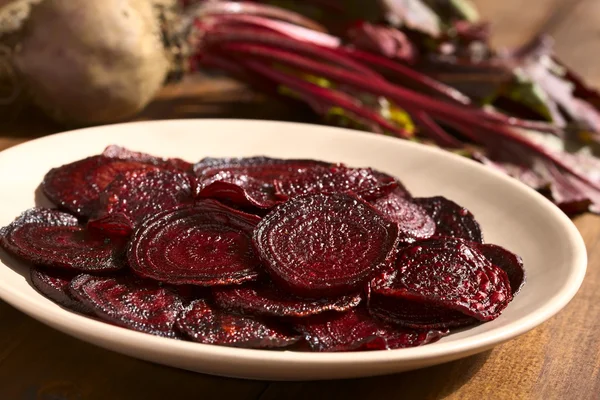 Homemade Beetroot Chips on Plate — Stock Photo, Image