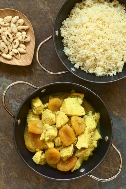 Kuskus ile tavuk ve kurutulmuş kayısı yahnisi