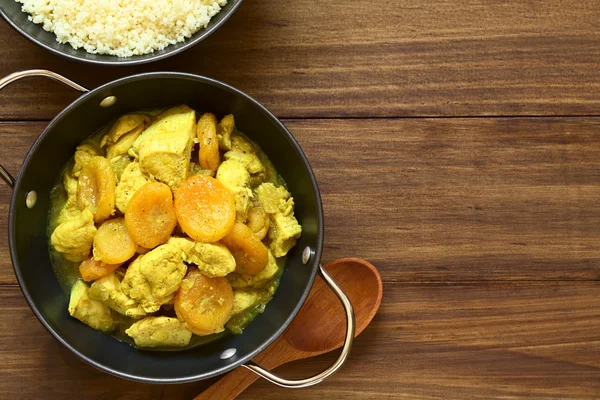 Guiso de pollo y albaricoque seco en madera — Foto de Stock