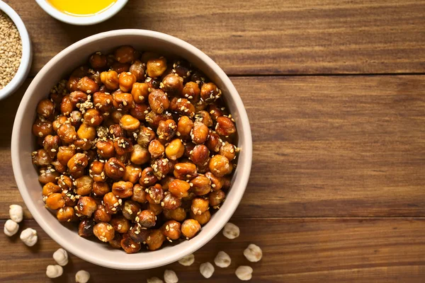 ひよこ豆のごまと蜂蜜ロースト — ストック写真