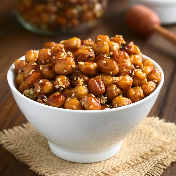ひよこ豆のごまと蜂蜜ロースト — ストック写真