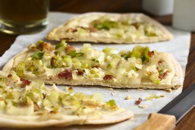Pırasa ve pastırma Tarte Flambee