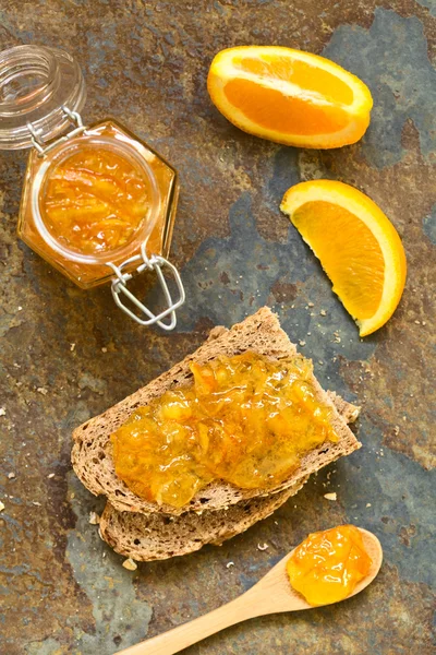 Апельсиновое варенье на хлебе — стоковое фото