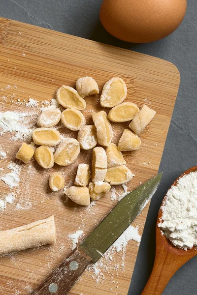 Csipetke hausgemachte ungarische Suppe Pasta — Stockfoto