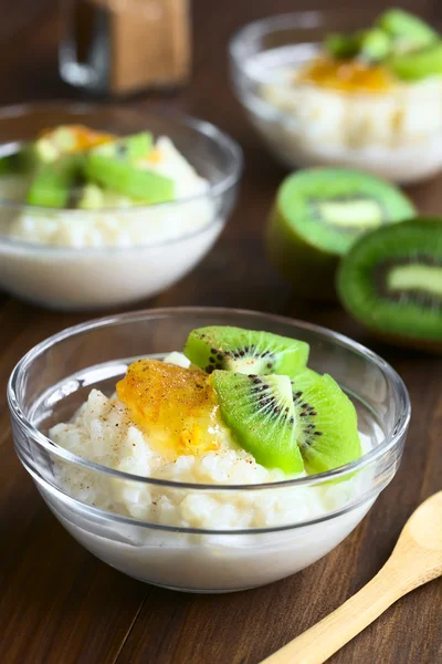 Rice Pudding with Kiwi and Orange Jam — Stock Photo, Image