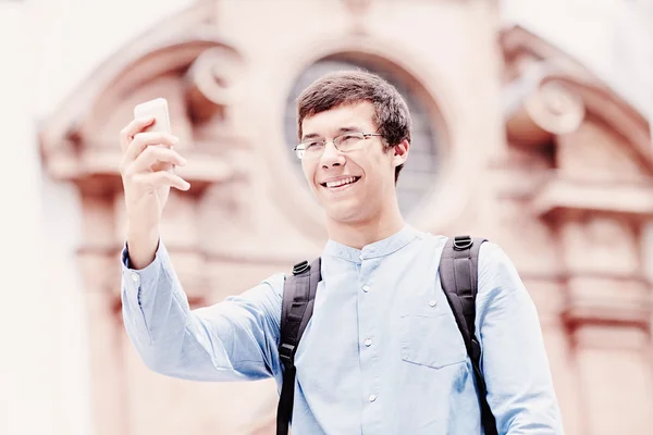 Touristin macht Selfie mit Handy — Stockfoto