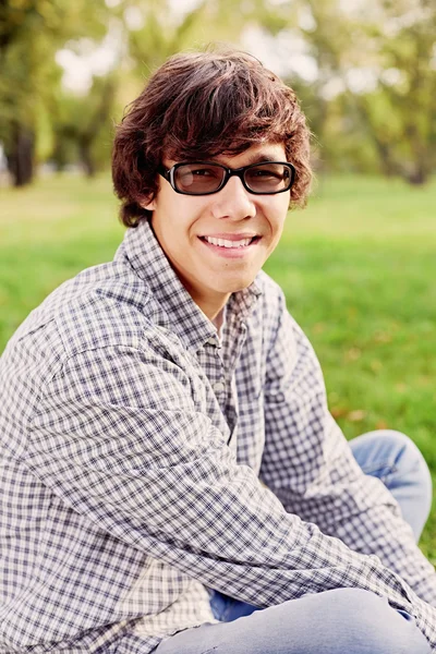 Teenager sitzt im Park — Stockfoto