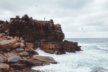 Cliff deniz kenarında kız
